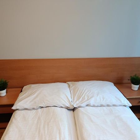 Pokoje Pod Swierkiem Swarzędz Extérieur photo