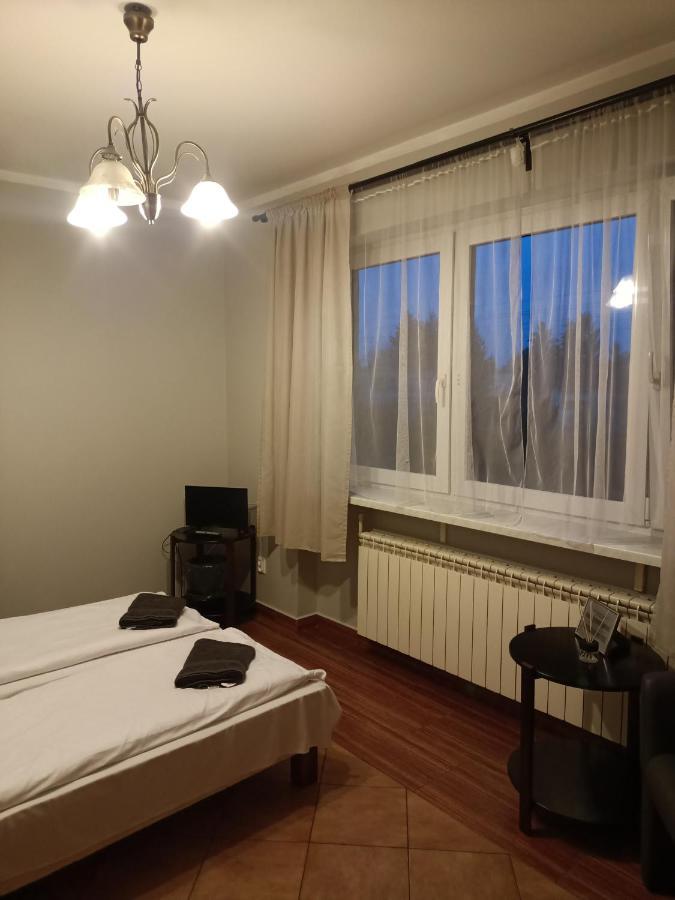Pokoje Pod Swierkiem Swarzędz Extérieur photo
