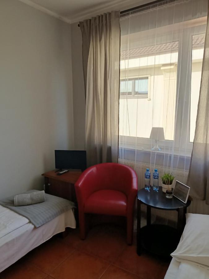 Pokoje Pod Swierkiem Swarzędz Extérieur photo