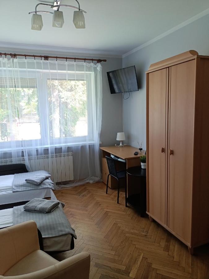 Pokoje Pod Swierkiem Swarzędz Extérieur photo